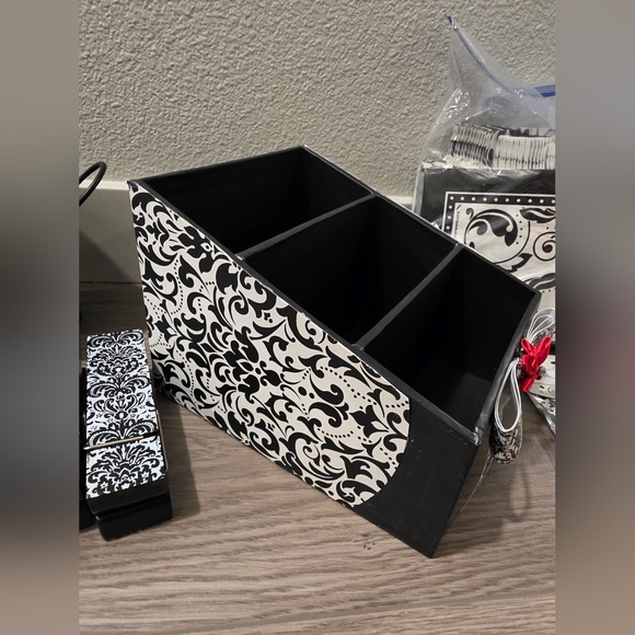 Damask Decorations - Picture 4 of 6